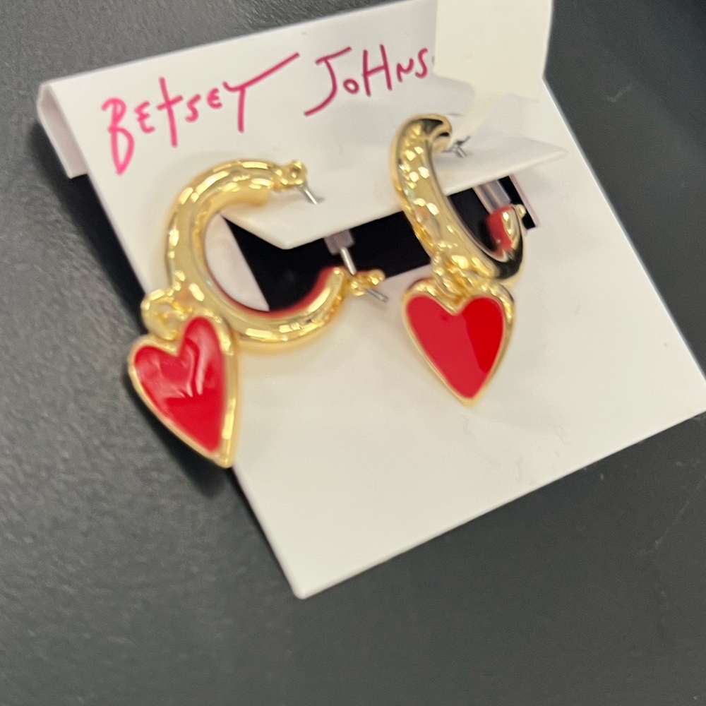 NWT ⚜️♥️⚜️ Betsey Johnson cute gold hoop earrings with dangling red heart - Picture 16 of 16